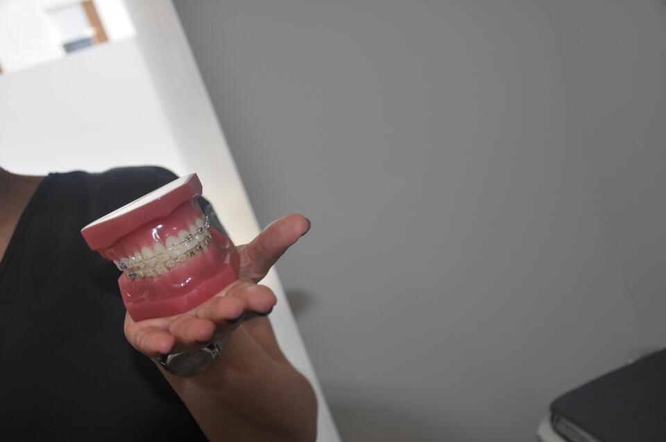 Une jeune fille sourit à une dentiste 